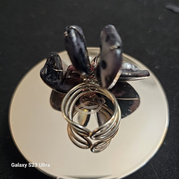 Mother of Pearl Flower Ring - Picture 4 of 8